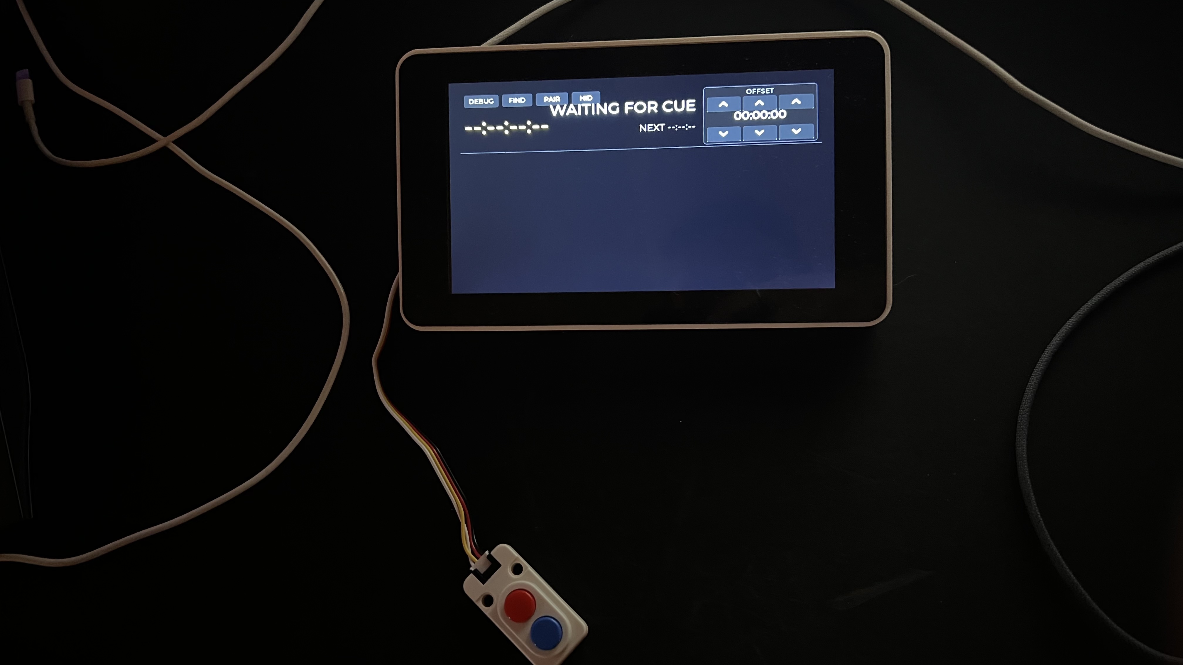 Waveshare: tablet s připojeným červeným a modrým tlačítkem.